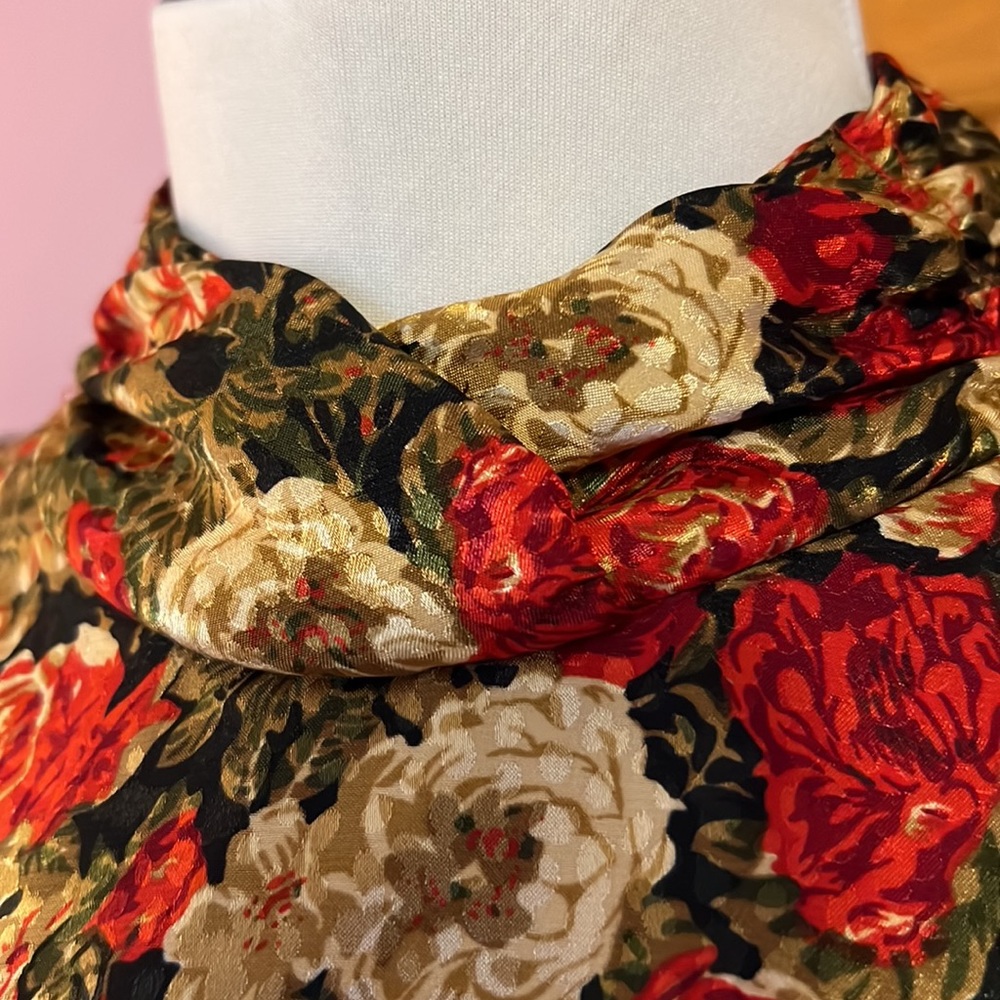 MICHELLE STUART 🌟 Vintage Button Neck, covered buttons, rose floral print